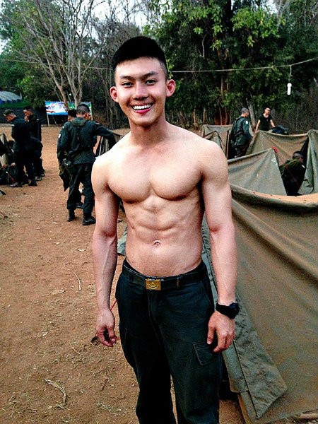 Nam sinh coi dong phuc, lo than hinh 6 mui gay sot-Hinh-10